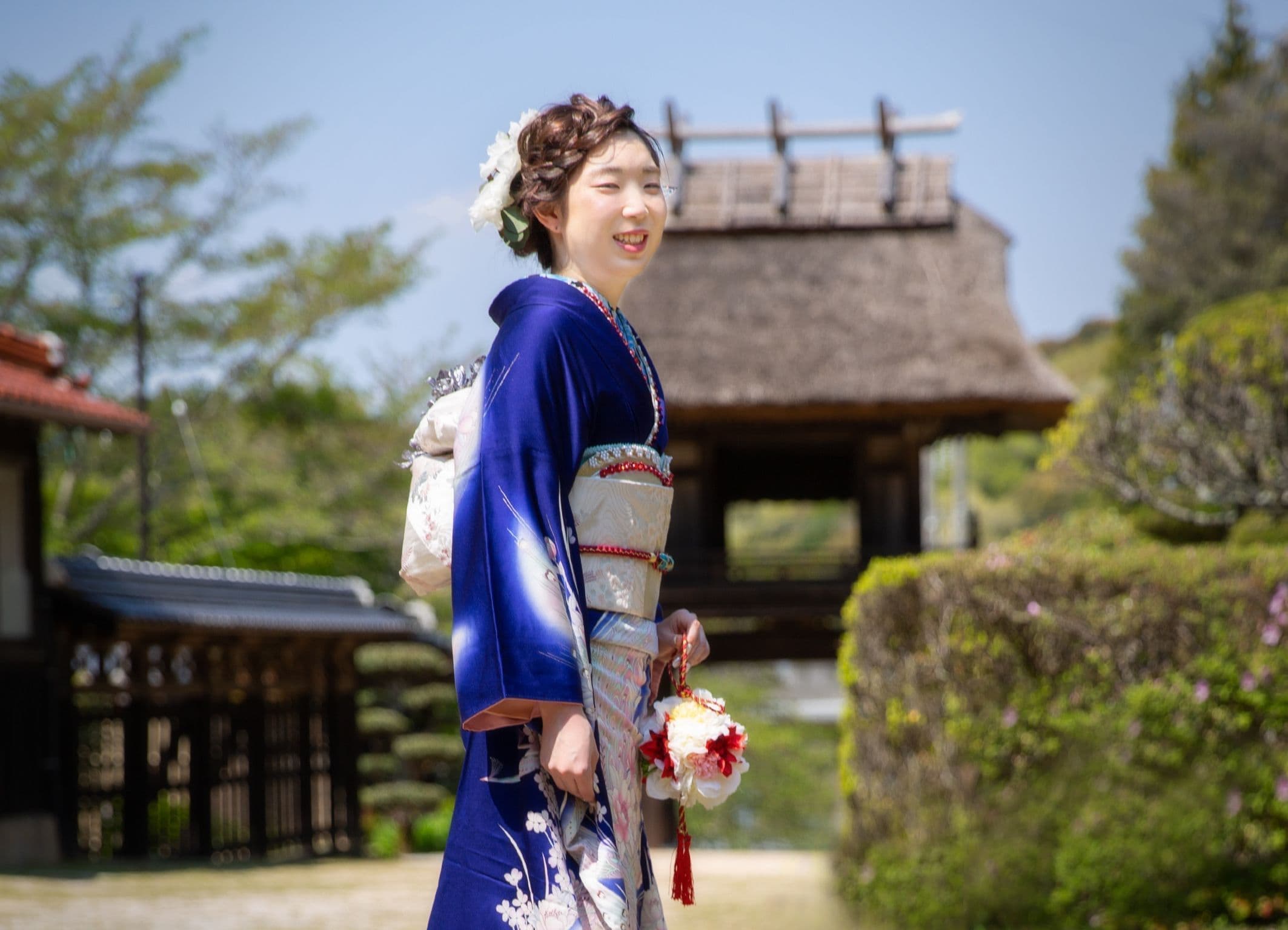 青い着物の成人女性