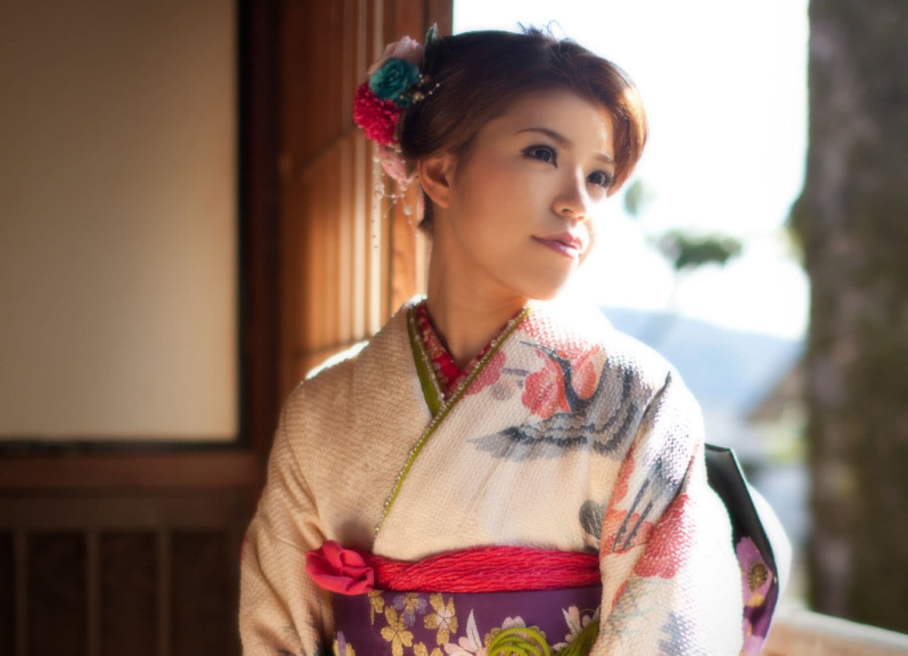 白い振袖の成人記念の女性