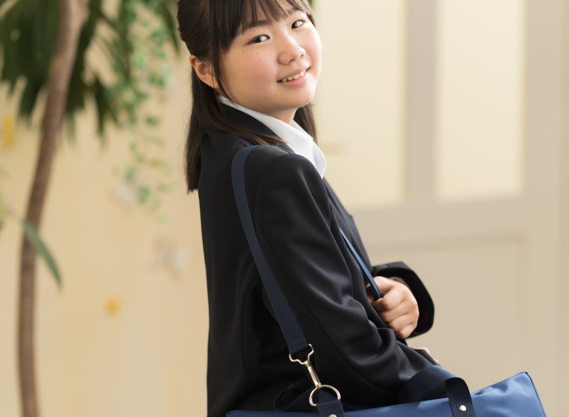 水色ランドセルの女の子の画像